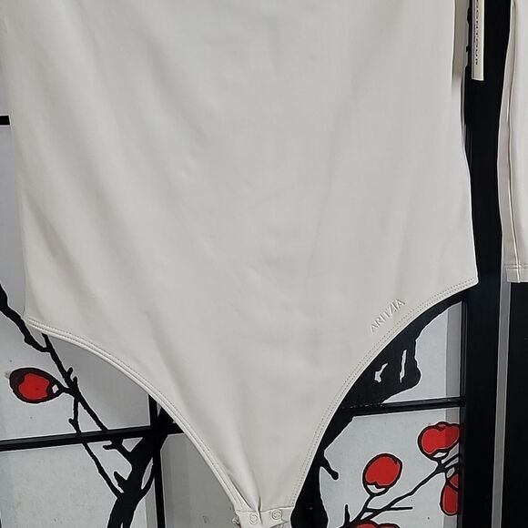 Aritzia Contour Deco Bodysuit - Picture 4 of 10